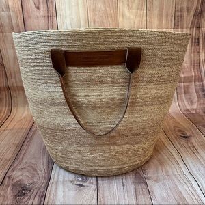 Lagos del Mundo basket bag